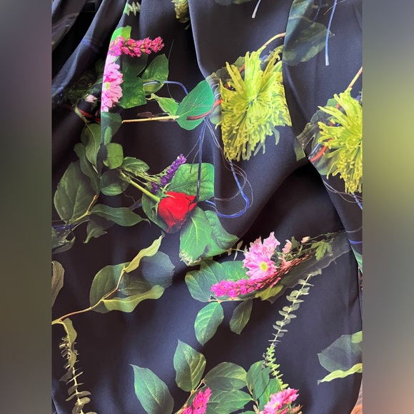 Stunning Aritzia’s Babaton floral top - Picture 5 of 8